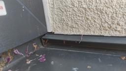 Venkovní parapety - nevhodné provedení okenních parapetů